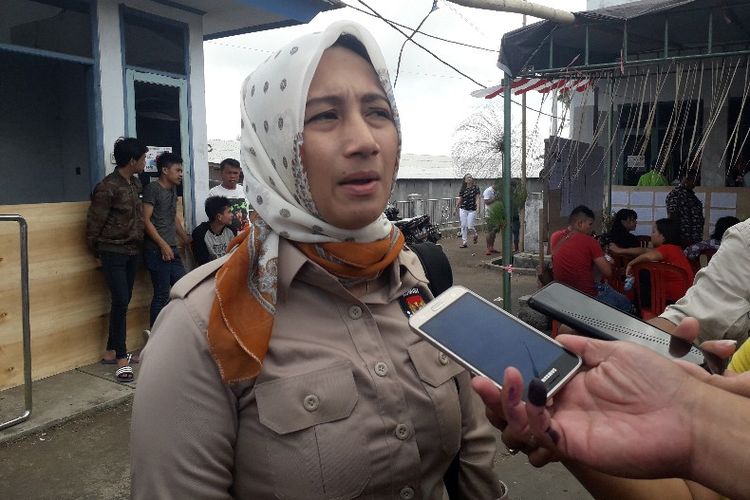 Anggota KPU Sulut Lanny Anggraini Ointoe saat memberikan penjelasan kepada wartawan perihal 109 warga Minahasa yang memilih golput, Rabu (17/4/2019).