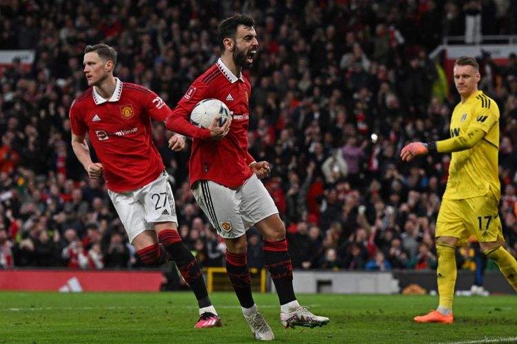 Pemain Manchester United, Bruno Fernandes, merayakan gol kontra Fulham pada laga perempat final Piala FA di Old Trafford, Manchester, pada Minggu (19/3/2023).