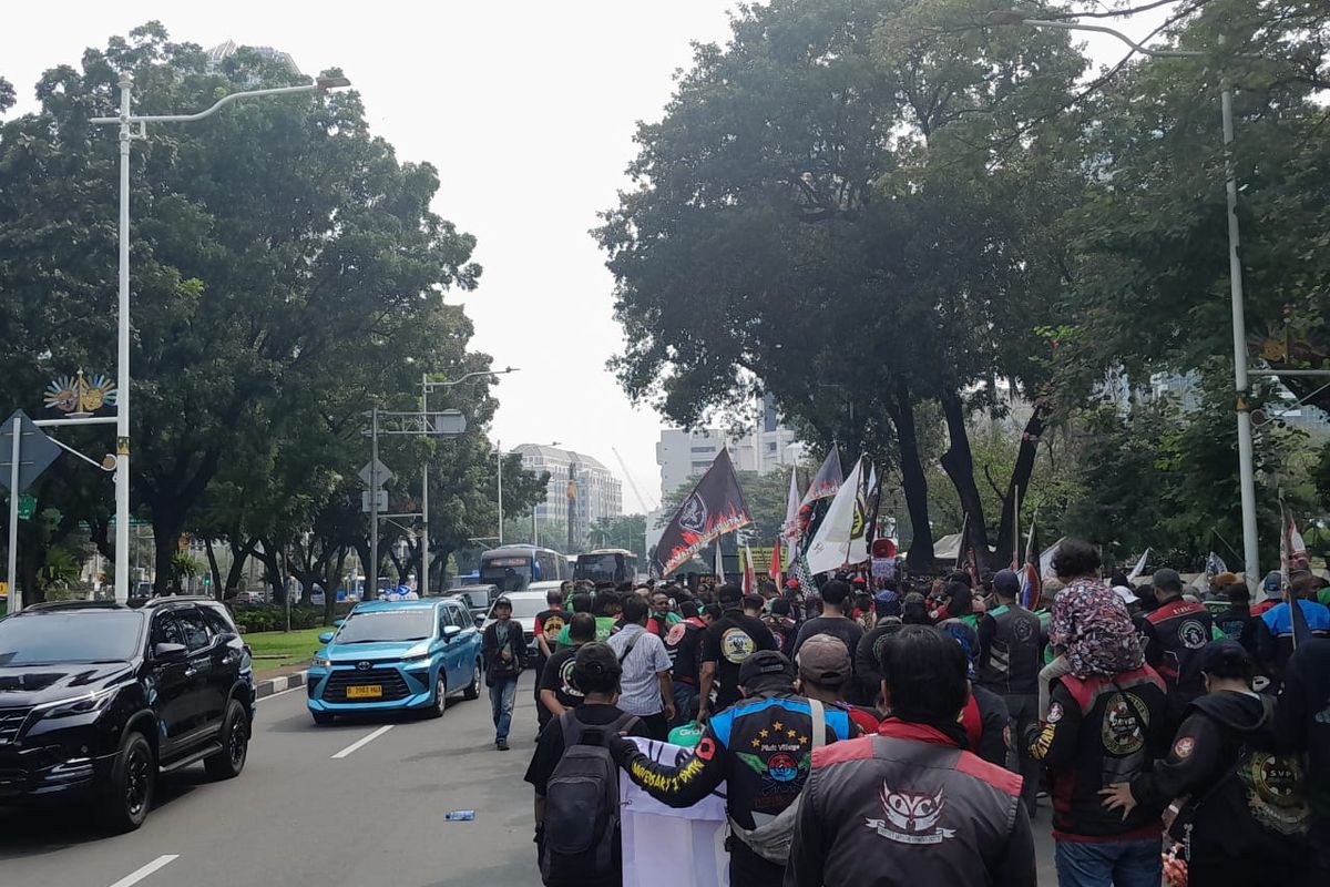 Jalan Merdeka Barat, Gambir, Jakarta Pusat tersisa setengah yang bisa dilewati pengendara lalu lintas karena terblokade aksi unjuk rasa ojek online (ojol) yang tergabung dalam Unit Reaksi Cepat (URC) pada Kamis (17/7/2025).