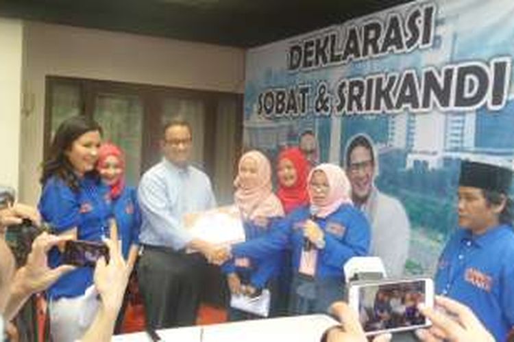 Bakal calon gubernur DKI Anies Baswedan saat mendatangi relawan Srikandi di Jakarta Pusat, Rabu (5/10/2016)