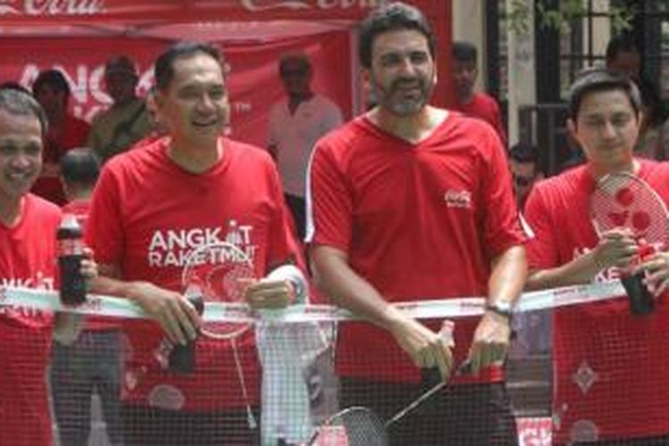 Ketua Umum PBSi Gita Wirjawan dan Dirut Coca-Cola Indonesia, Martin Gil menghadapi juara Olimpiade 1996, Ricky Subagja/Rexy Mainaky.