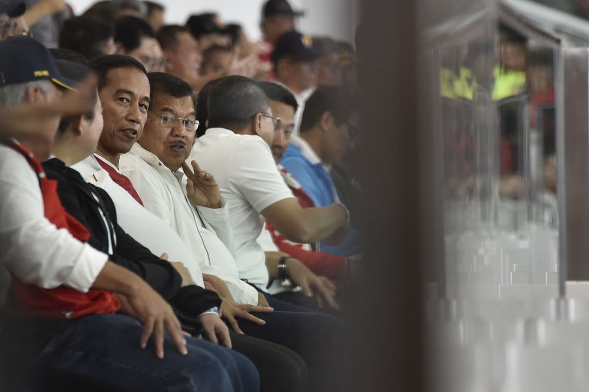 Presiden Joko Widodo (ketiga kiri) didampingi Wakil Presiden Jusuf Kalla (keempat kiri) menyaksikan laga persahabatan antara Timnas Indonesia melawan Islandia di Stadion Utama Gelora Bung Karno, Jakarta, Minggu (14/1). Pertandingan tersebut menandai peresmian renovasi SUGBK yang dipersiapkan untuk menyambut Asian Games XVIII Agustus mendatang. ANTARA FOTO/Puspa Perwitasari/foc/18.