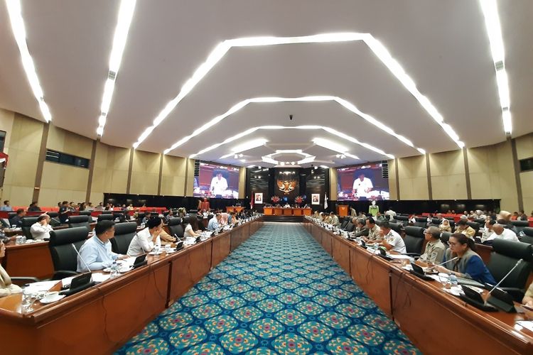 Suasana rapat pembahasan rancangan anggaran pendapatan dan belanja daerah (RAPBD) DKI 2020 antara Badan Anggaran DPRD DKI dan Pemprov DKI di Gedung DPRD DKI Jakarta, Senin (9/12/2019).