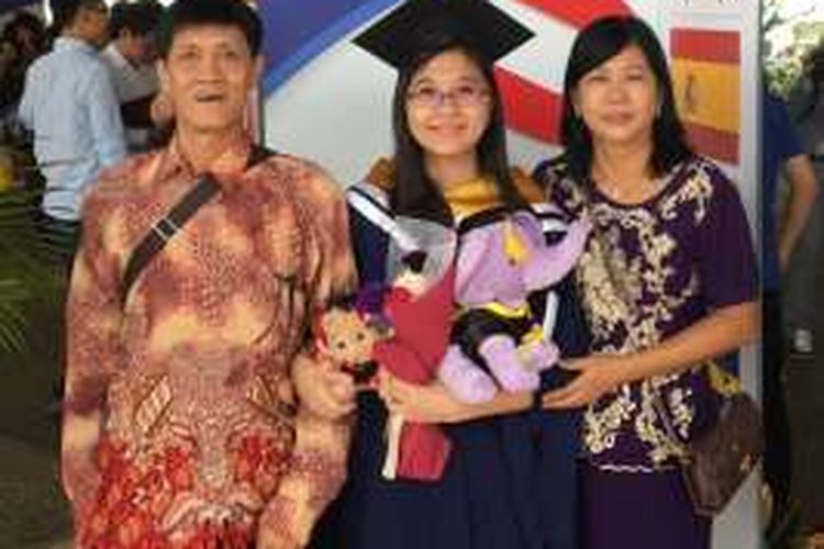 Dewi Suryana dan kedua orangtuanya saat acara wisuda di Nanyang Technological University (NTU) Singapura, 30 Juni 2016.