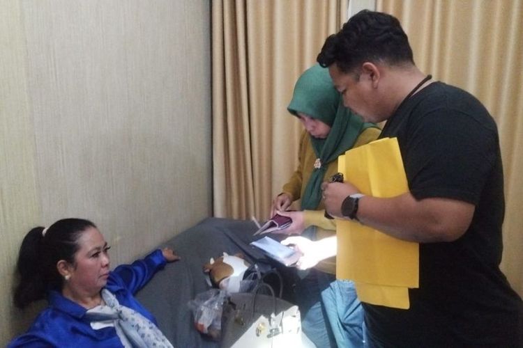 Petugas menginterogasi wanita berinisial AM yang diduga mencuri kalung emas dengan liontin berlian di Mall Artha Gading (MAG) Jakarta Utara beberapa waktu lalu.