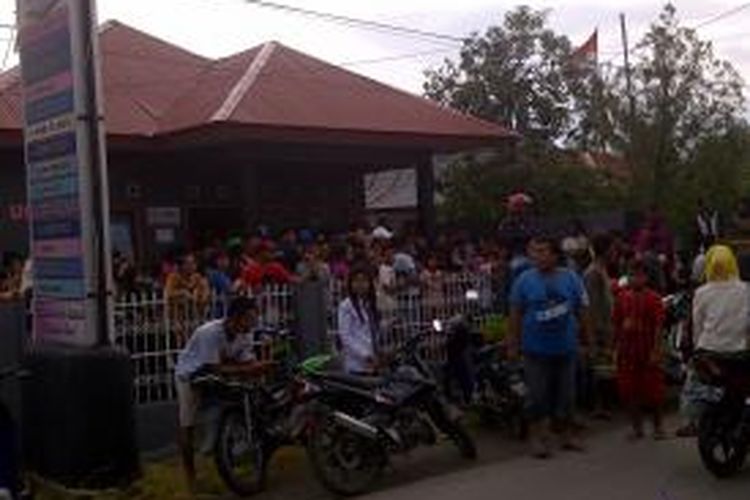 Suasana di Puskesmas Baranti, Sidrap, Sulawesi Selatan yang ramai didatangi warga pasca penemuan mayat lelaki penjaga masjid yang hilang terseret arus saluran irigasi.