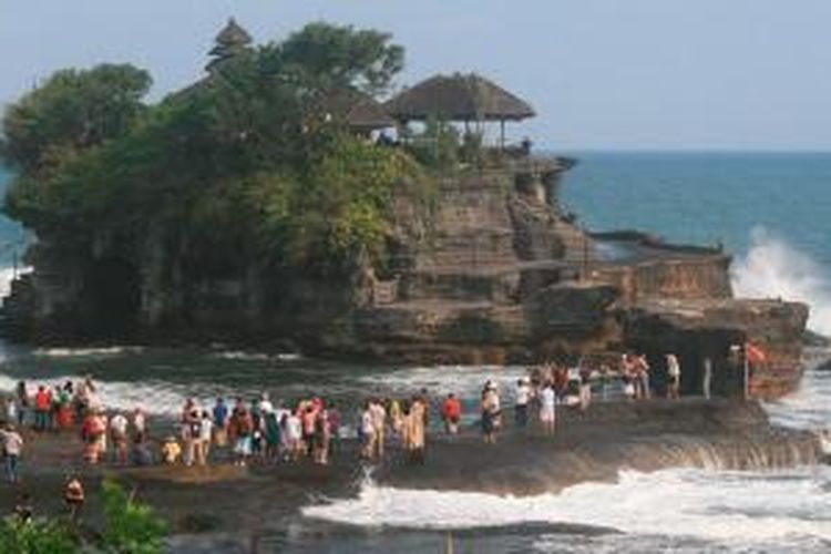 Ratusan wisatawan domestik dan asing menikmati pesona sekitar Pura Tanah Lot, Kabupaten Tabanan, Bali, awal Juni 2012. Obyek ini menjadi salah satu unggulan Pulau Dewata setelah Pantai Kuta di Kabupaten Badung karena letaknya juga berdekatan. Rona tenggelamnya matahari menjadi pemandangan tak terlupakan di Tanah Lot.