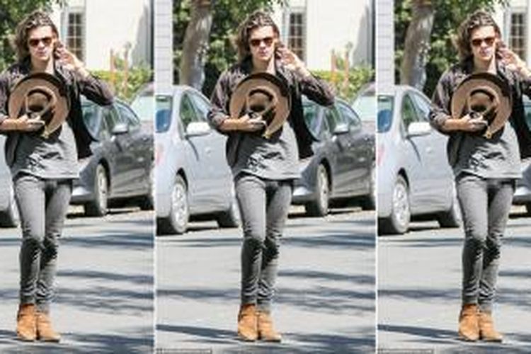 Personel boyband kenamaan One Direction, Harry Styles, tertangkap paparazzi menggenakan celana jeans skinny untuk perempuan.