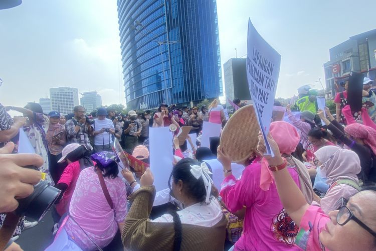 Massa Aksi Emak-emak Diblokade di Thamrin Saat Long March ke Istana