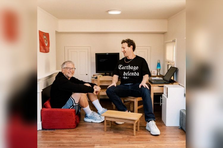 CEO Meta Mark Zuckerberg dan Bil Gates berposes di miniatur kamar asrama sewaktu Zuck kuliah di Harvard. Di kamar inilah Zuck meluncurkan Facebook pada 2004.