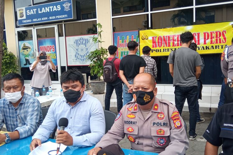 Riko sanjaya saat konferensi pers di halaman tengah Polresta Yogyakarta