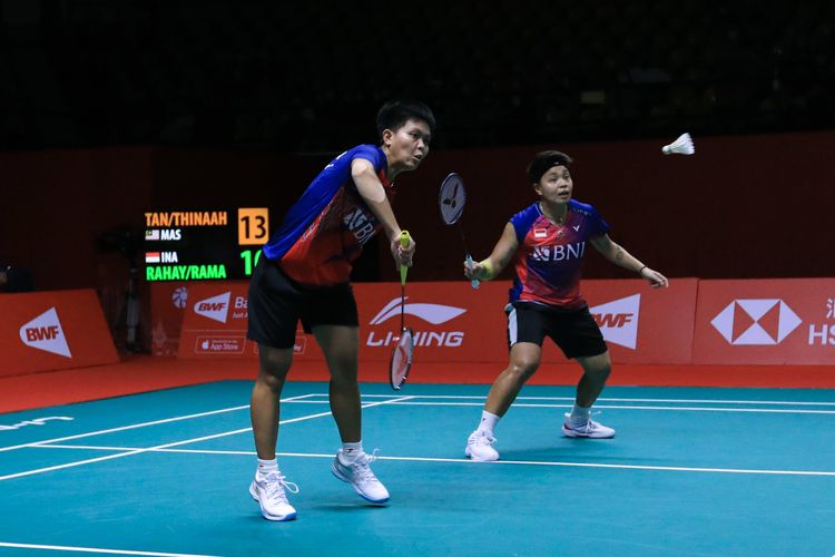 Ganda putri Indonesia, Apriyani Rahayu/Siti Fadia Silva Ramadhanti, saat beraksi melawan wakil Malaysia, Pearly Tan/Thinaah Muralitharan, dalam laga perdana BWF World Tour Finals 2022 pada Rabu (6/12/2022) siang WIB. 