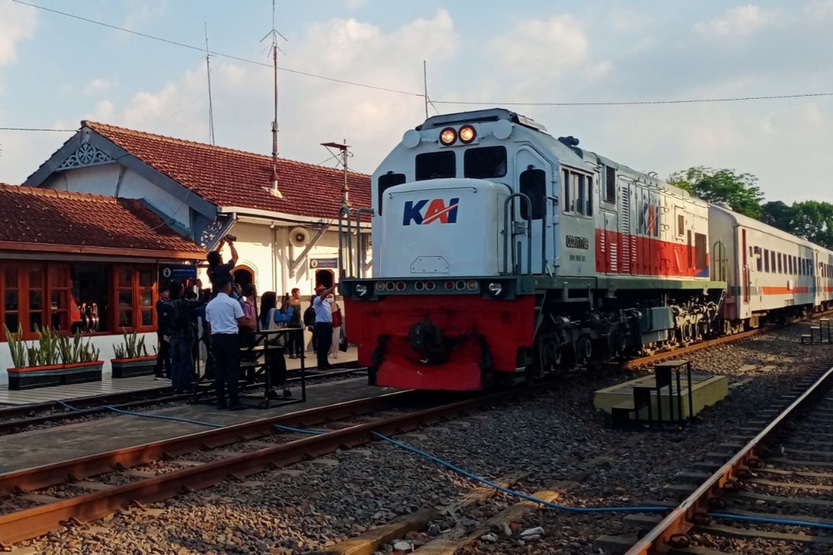 KA Komuter Dhoho - Penataran saat berada di Stasiun Blimbing, Kota Malang, Jawa Timur.