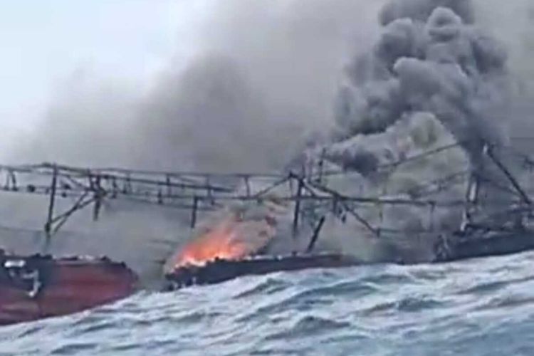 Kapal Motor (KM) Hentri terbakar di peraiaran Kepulauan Tanimbar, Maluku 3 September 2021. Dalam insiden itu 2 ABK dinyatakan tewas, lima selamat dan 25 ABK lainnya masih dinyatakan hilang