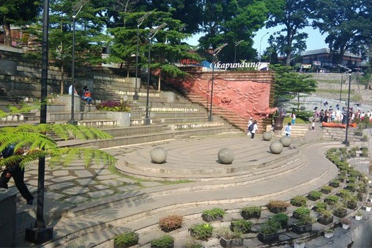 Amphitheater biasanya digunakan untuk atraksi ular dan pencak silat di Teras Cikapundung. 

