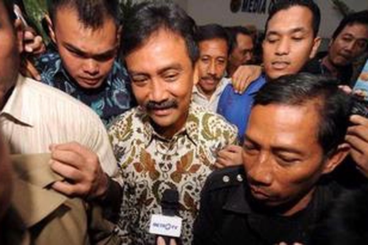 Menteri Pemuda dan Olahraga Andi Alfian Mallarangeng (tengah) usai mengumumkan pengunduran dirinya dari jabatan Menteri Pemuda dan Olahraga (Menpora) di Kantor Kemenpora, Jakarta, Jumat (7/12/2012). Andi Mallarangeng mundur setelah ditetapkan Komisi Pemberantasan Korupsi sebagai tersangka dalam kasus dugaan korupsi proyek kompleks olahraga terpadu di Hambalang.  