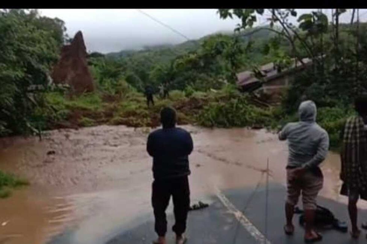 Curah hujan yang tinggi mengguyur Sulawesi Selatan dalam beberapa hari terakhir mengakibatkan longsor di Jalan Poros Kabupaten Maros-Bone, Selasa  (27/12/2022) sore.