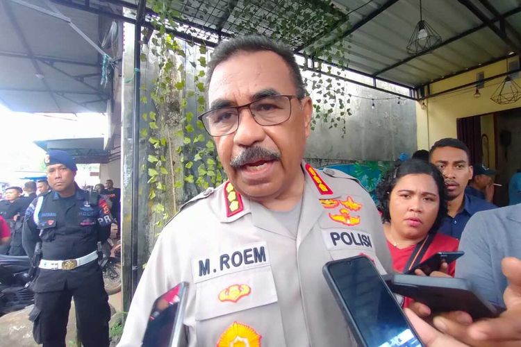 Kepala Bidang Hubungan Masyarakat Polda Maluku Kombes Pol Muhamad Roem Ohoirat memberikan keterangan kepada waratwan usai menghadiri acara mediasi dua kelompok pemuda yang terlibat bentrok di kawasan IAIN Ambon, Kamis (10/11/2022)