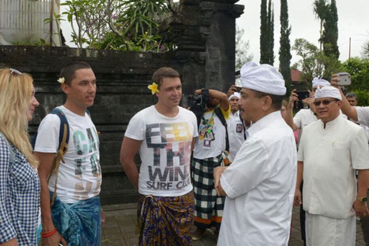 Menteri Pariwisata Arief Yahya memastikan suasana Pulau Bali betul-betul aman. Dia berkunjung hingga ke Pura Besakih, yang jaraknya hanya 9 km dari pusat erupsi Gunung Agung dan berbincang-bincang dengan wisatawan, Kamis (5/10/2017).