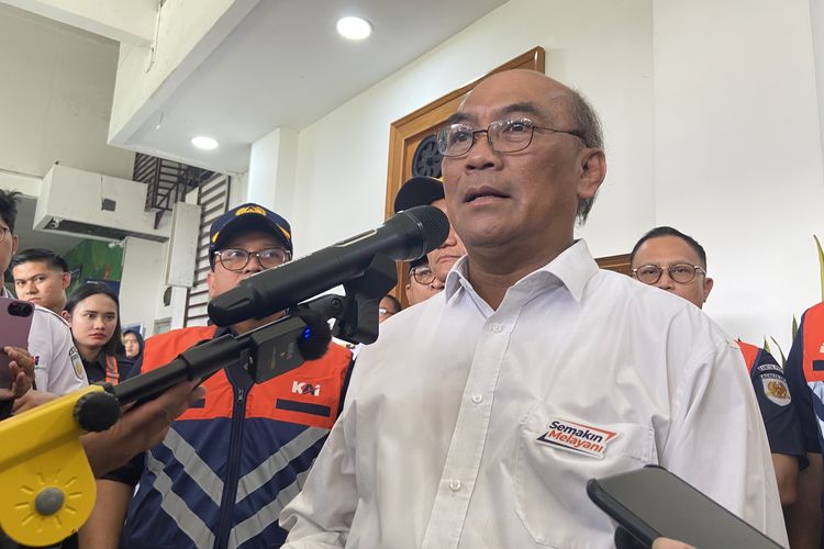 Ketua KNKT, Soerjanto Tjahjono usai melakukan inspeksi jalur bersama jajaran Direktur KAI pada Rabu (3/12/2025).