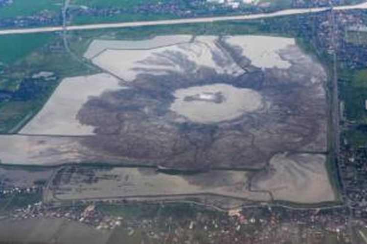 Area yang terkena dampak lumpur Lapindo di Sidoarjo, Jawa Timur, terlihat dari udara, awal Maret lalu. Hampir sembilan tahun setelah semburan lumpur berlangsung, pembayaran ganti rugi kepada warga yang terkena dampak lumpur tersebut belum seluruhnya tuntas. 