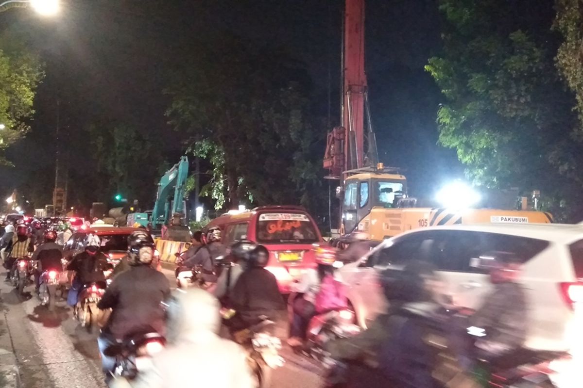 kemacetan di jalan Lenteng Agung, Jakarta Selatan akibat pembangunan JPO, Senin (11/11/2019)