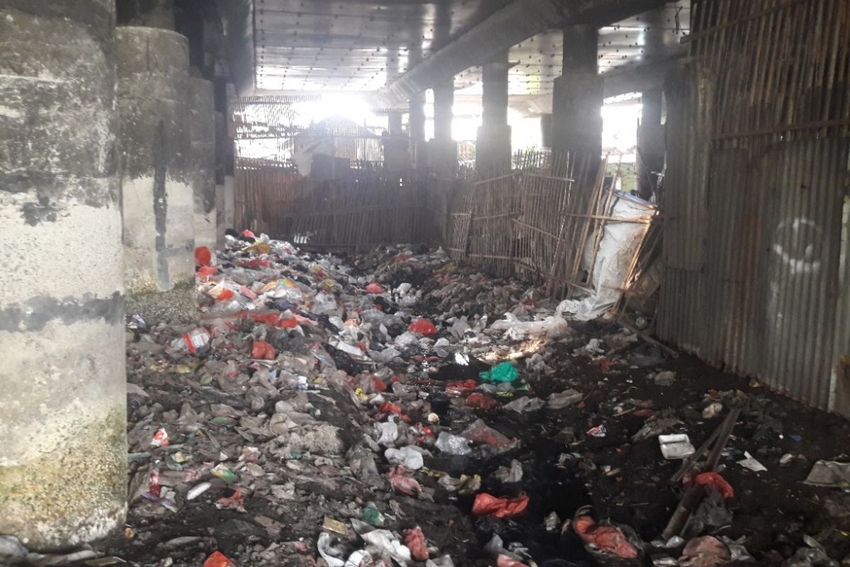 Hamparan sampah memenuhi lahan di kolong Tol Pelabuhan di kawasan Warakas, Tanjung Priok, Jakarta Utara, Rabu (18/4/2018) sore.