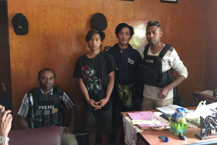 Kedua pria yang di tengah merupakan korban penyanderaan oleh kelompok KKB di wilayah Puncak, Papua