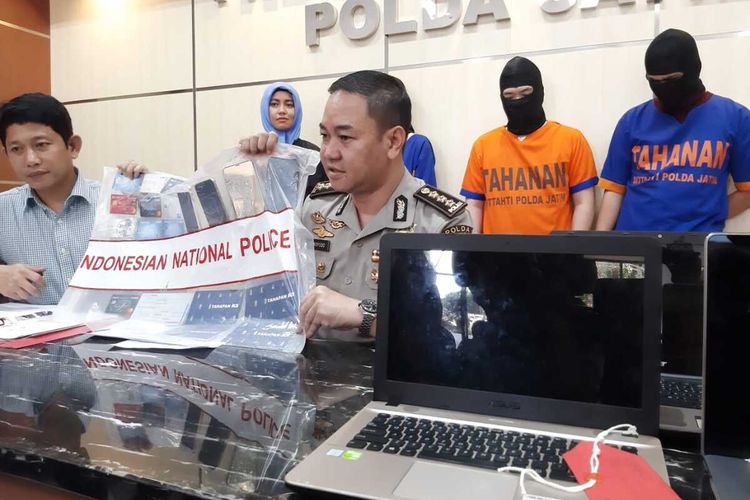 Pelaku sindikat pembobolan kartu kredit berikut barang buktinya diamankan Polda Jatim.