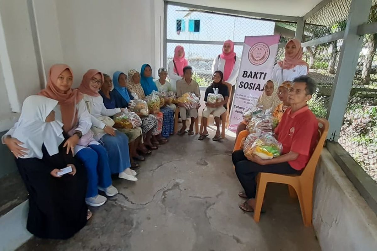 Karyawan PTPN I Regional 5 melakukan bakti sosial di Kebun Silosanen.