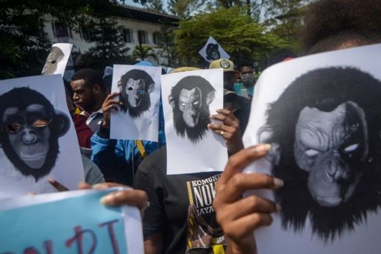 Massa yang tergabung dalam Ikatan Mahasiswa Papua Sejawa-Bali melakukan aksi unjukrasa damai di Depan Gedung Sate, Bandung, Jawa Barat, Senin (19/8/2019).
