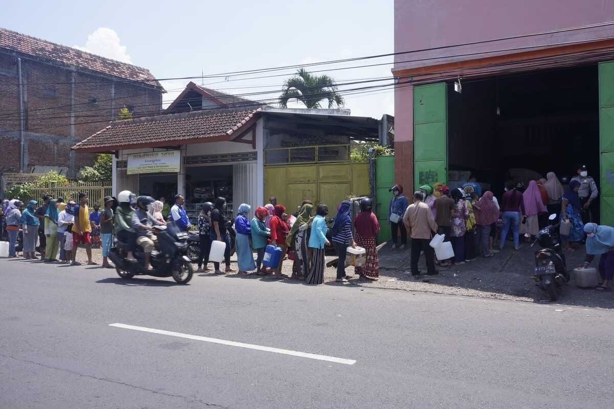 Ibu-ibu di kawasan Desa Ngijo Kecamatan Karangploso Kabupaten Malang Jawa Timur antri minyak goreng curah di depan gudang CV Toko Tigor, Senin (11/4/2022).