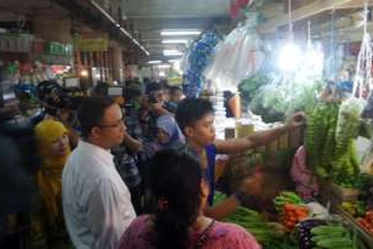 Calon gubernur DKI Anies Baswedan saat membeli sejumlah bahan pokok di Pasar Tebet, Jakarta Selatan, Jumat (28/10/2016)