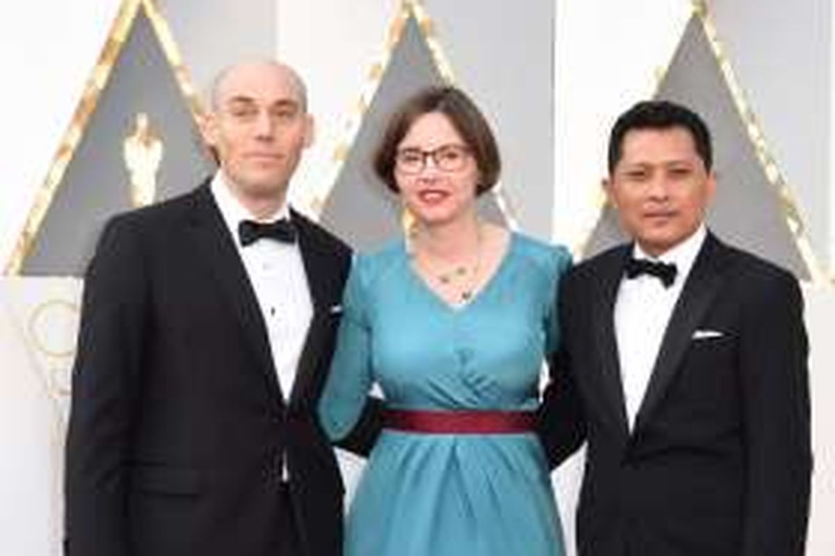 Tim film The Look of Silence atau Senyap, yaitu Joshua Oppenheimer (kiri), Signe Byrge Sorensen, dan Adi Rukun (kanan) tiba di karpet merah pergelaran Academy Awards atau Oscar 2016 di Dolby Theatre, Hollywood, California, AS, Minggu (28/2/2016) waktu setempat. 
