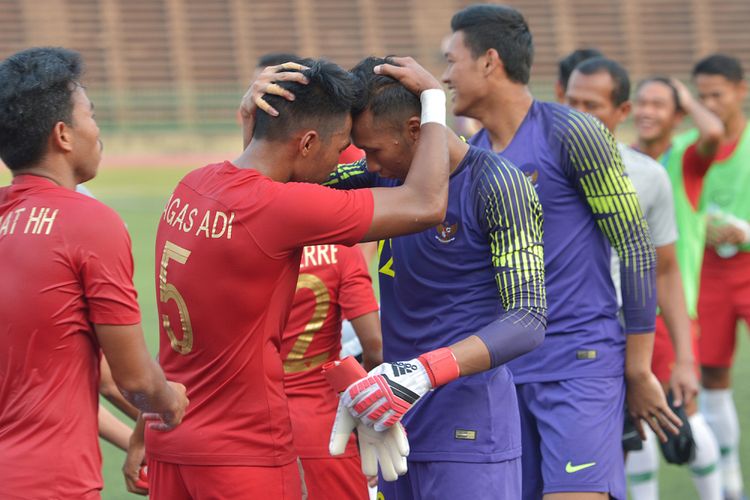 Pemain Timnas U-22 Indonesia Awan Setho Raharjo (ketiga kiri) berpelukan dengan rekannya Bagas Adi Nugroho (kedua kiri) setelah memenangkan pertandingan Semi Final Piala AFF U-22 melawan Vietnam di Stadion Nasional Olimpiade Phnom Penh, Kamboja, Minggu (24/2/2019). Timnas U-22 Indonesia berhasil memenangkan pertandingan dengan skor 1-0 sehingga melaju ke babak final. ANTARA FOTO/Nyoman Budhiana/aww.