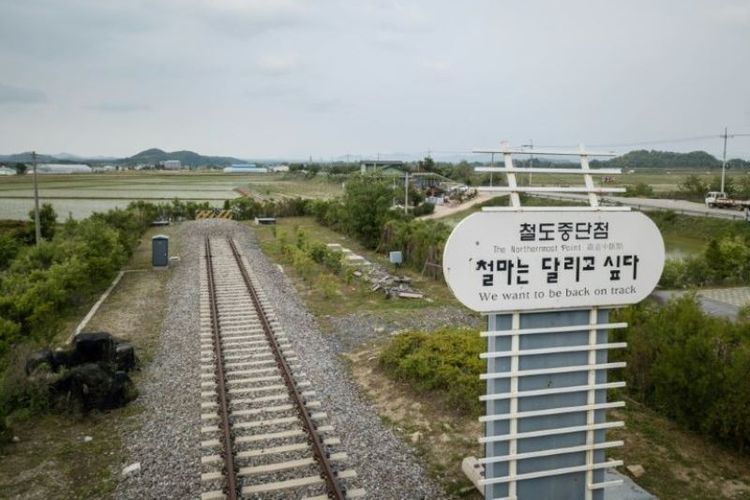 Penghubungan rel kereta api dua Korea akan membuka jalur perdagangan via darat bagi Korea Selatan menuju China, Rusia, dan Eropa. (AFP/Ed Jones).