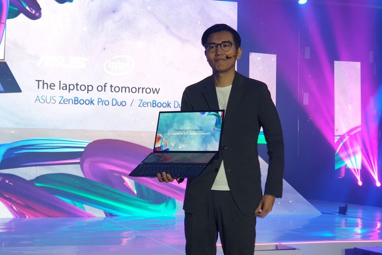 Asus Regional Director Southeast Asia, Jimmy Lin bersama Asus Zenbook Pro Duo dalam acara peluncuran di Hotel Raffles, Jakarta Selatan, Rabu (11/12/2019).