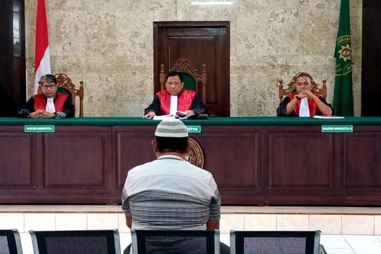 Aiptu Udi Cahyono, anggota Unit Lantas Polsek Ngunut, Tulungagung, saat menjalani sidang kasus penggunaan sabu di PN Tulungagung