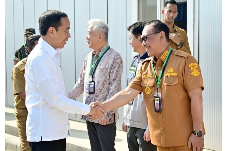 Caption: Pertemuan Presiden Jokowi dengan Wali Kota Cilegon Helldy Agustian saat berkunjung ke PT Lotte Chemical Indonesia.