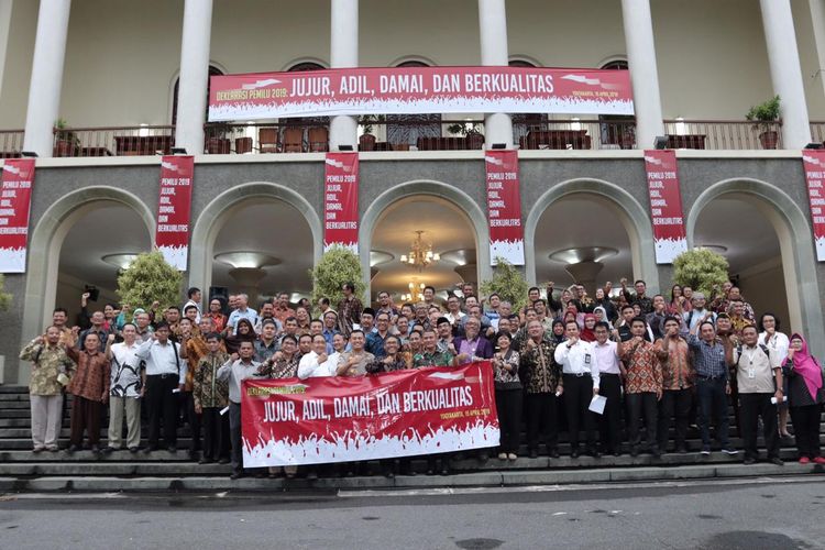 Rektor dan sivitas akademika dari berbagai Perguruan Tinggi di Daerah Istimewa Yogyakarta (DIY) bersama Forum Komunikasi Pemimpin Daerah (Forkominda), Komisi Pemilihan Umum (KPU), dan Badan Pengawas Pemilu (Bawaslu) menguatkan deklarasi seruan moral penyelenggaraan Pemilu jujur, adil, dan damai di Halaman Balairung UGM, Yogyakarta, Senin (15/4/2019).