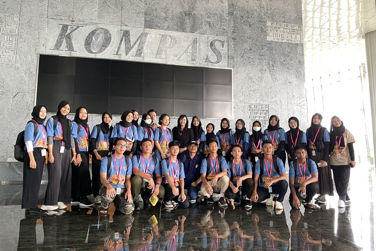 Sebanyak 25 siswa finalis FLS2N 2023 bidang jurnalistik melakukan kunjungan ke Kompas TV pada Selasa, 22 Agustus 2023 di Menara Kompas, Jakarta.