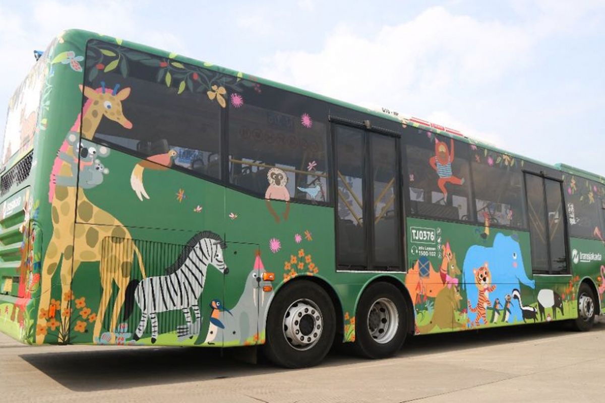 Sebanyak 10 bus transjakarta rute Ragunan dan Ancol, dipasangi stiker bergambar satwa. Pemasangan stiker itu sebagai bagian keikutsertaan PT Transjakarta memperkenalkan lokasi wisata di Ibu Kota. 