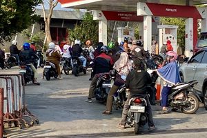 SPBU Belum Buka, Antrean Pertalite Sudah Mengular di Bandar Lampung