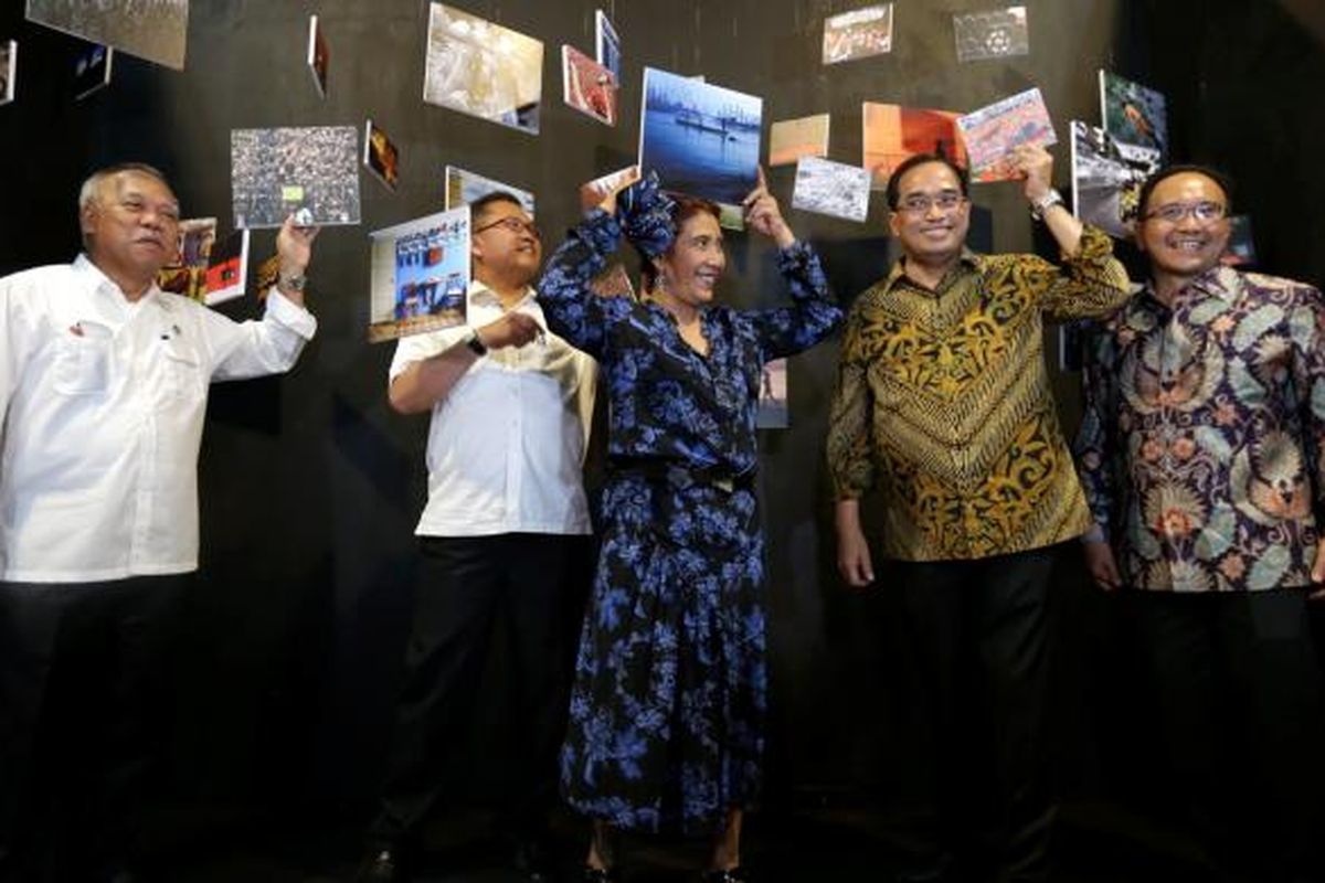 Menteri  Pekerjaan Umum dan Perumahan Rakyat  Basuki Hadimuljono (kiri), Menteri Komunikasi dan Informatika Republik Indonesia, Rudiantara(kedua dati kiri), Menteri Kelautan dan Perikanan Republik Indonesia Susi Pudjiastuti (tengah),  Menteri Perhubungan Republik Indonesia Budi Karya Sumadi (kedua dari kanan), dan Pemimpin Redaksi Harian Kompas Budiman Tanuredjo saat pembukaan Festival Fotografi Kompas bertema Unpublished di Bentara Budaya Jakarta, Senin (6/2/2017). Festival fotografi ini menampilkan pameran 100 foto dari fotografer Kompas, diskusi foto dan workshop yang berlangsung hingga 12 Februari 2017  mendatang.