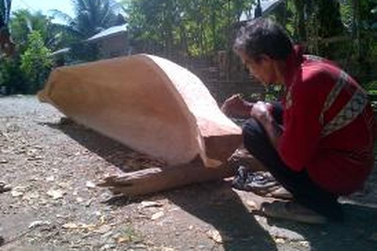 Sabri, sedang menyelesaikan sampan pesanannya di Kecamatan Peudada, Kabupaten Bireuen, Aceh. DESI
