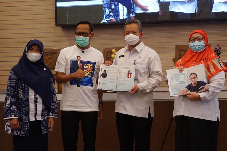 Wakil Wali Kota Depok Imam Budi Hartono saat launching dan bedah buku autobiografinya yang berjudul ?Anak Sopir Jadi Wakil Wali Kota?, Rabu (17/3/2021).