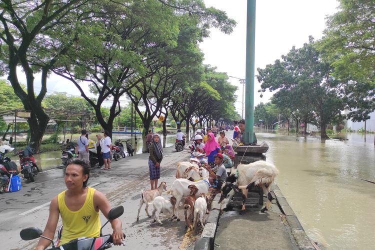 Ratusan warga Desa Wonorejo, Kecamatan Karanganyar mengamankan barang-barang di Jalur Pantura Demak - Kudus, Minggu (17/3/2024). (KOMPAS.COM/NUR ZAIDI)