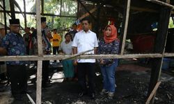  Jelang Lebaran, Mensos Santuni Korban Kebakaran di Pinrang