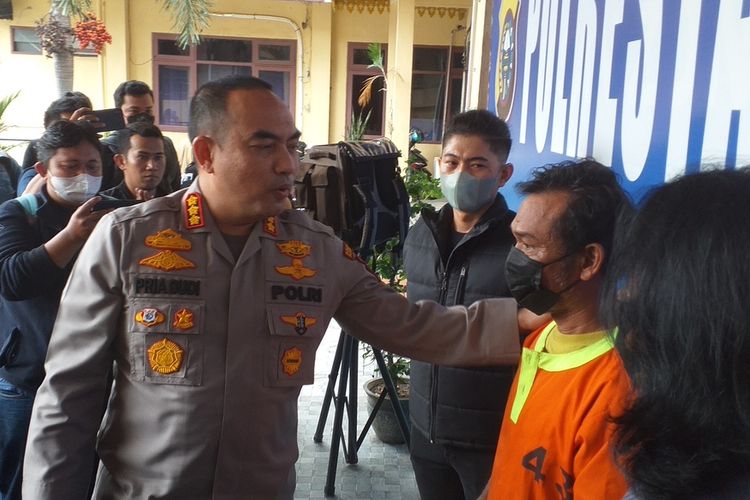 Kapolresta Pekanbaru Kombes Pria Budi menginterogasi pelaku pembunuhan, RTS, saat konferensi pers di Polresta Pekanbaru, Jumat (5/8/2022).