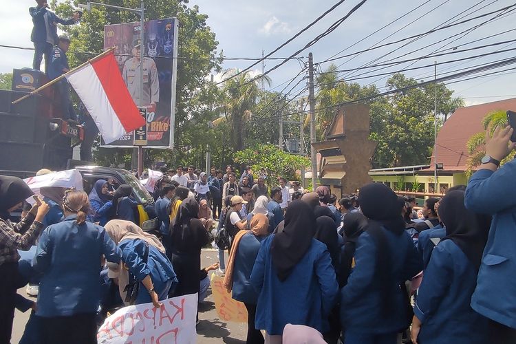 suasana akai mahasiswa Unram melakukan aksi di Polda NTB terkait penanganan kasus pelecehan seksual yang ditangani penyidik